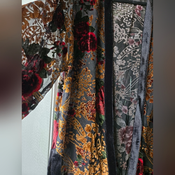 In Loom Velvet Burnout Floral Kimono – Size S/M - Picture 2 of 9